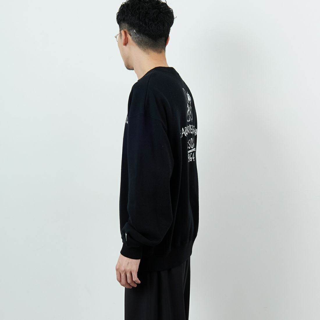 The Endless Summer [エンドレスサマー] 別注 手描き風BUHI バックプリントスウェット [FH-25774500-JF] BLACK &&モデル身長：168cm 着用サイズ：L&&