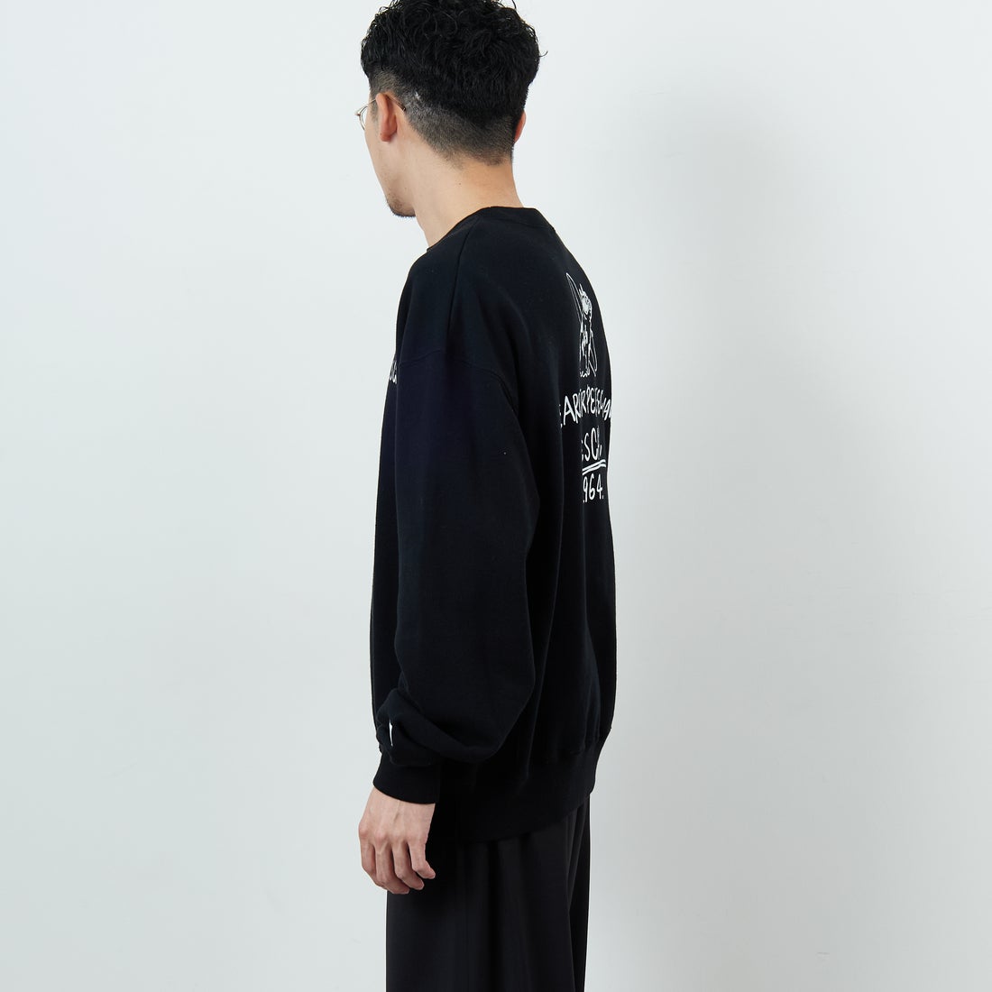 The Endless Summer [エンドレスサマー] 別注 手描き風BUHI バックプリントスウェット [FH-25774500-JF] BLACK &&モデル身長：168cm 着用サイズ：L&&