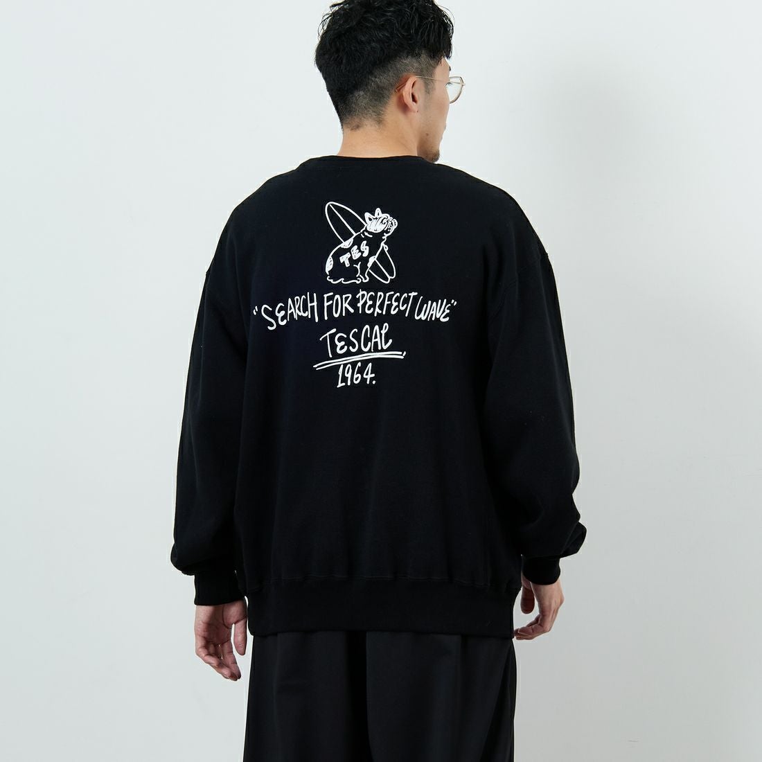 The Endless Summer [エンドレスサマー] 別注 手描き風BUHI バックプリントスウェット [FH-25774500-JF] BLACK &&モデル身長：168cm 着用サイズ：L&&