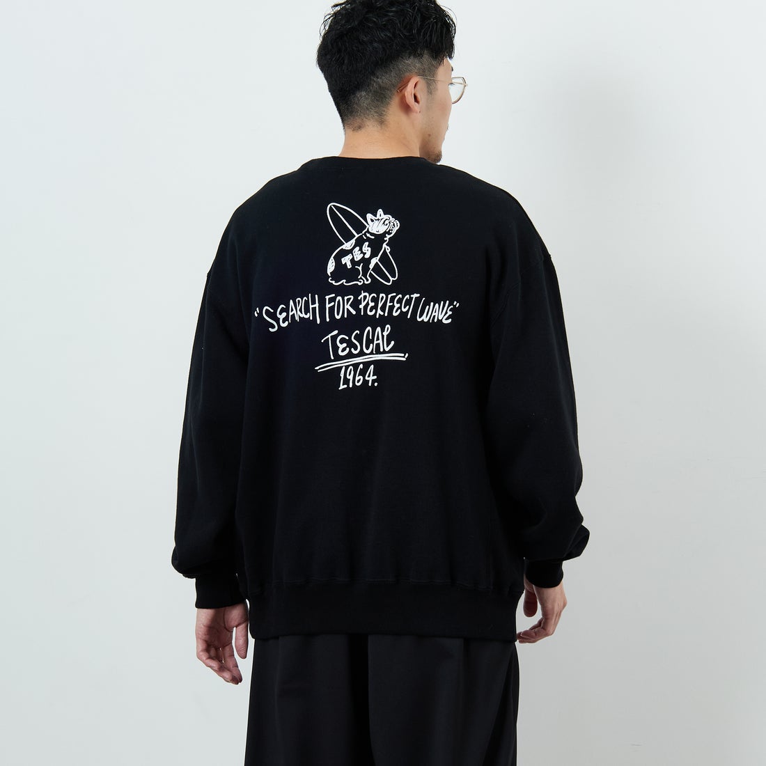 The Endless Summer [エンドレスサマー] 別注 手描き風BUHI バックプリントスウェット [FH-25774500-JF] BLACK &&モデル身長：168cm 着用サイズ：L&&