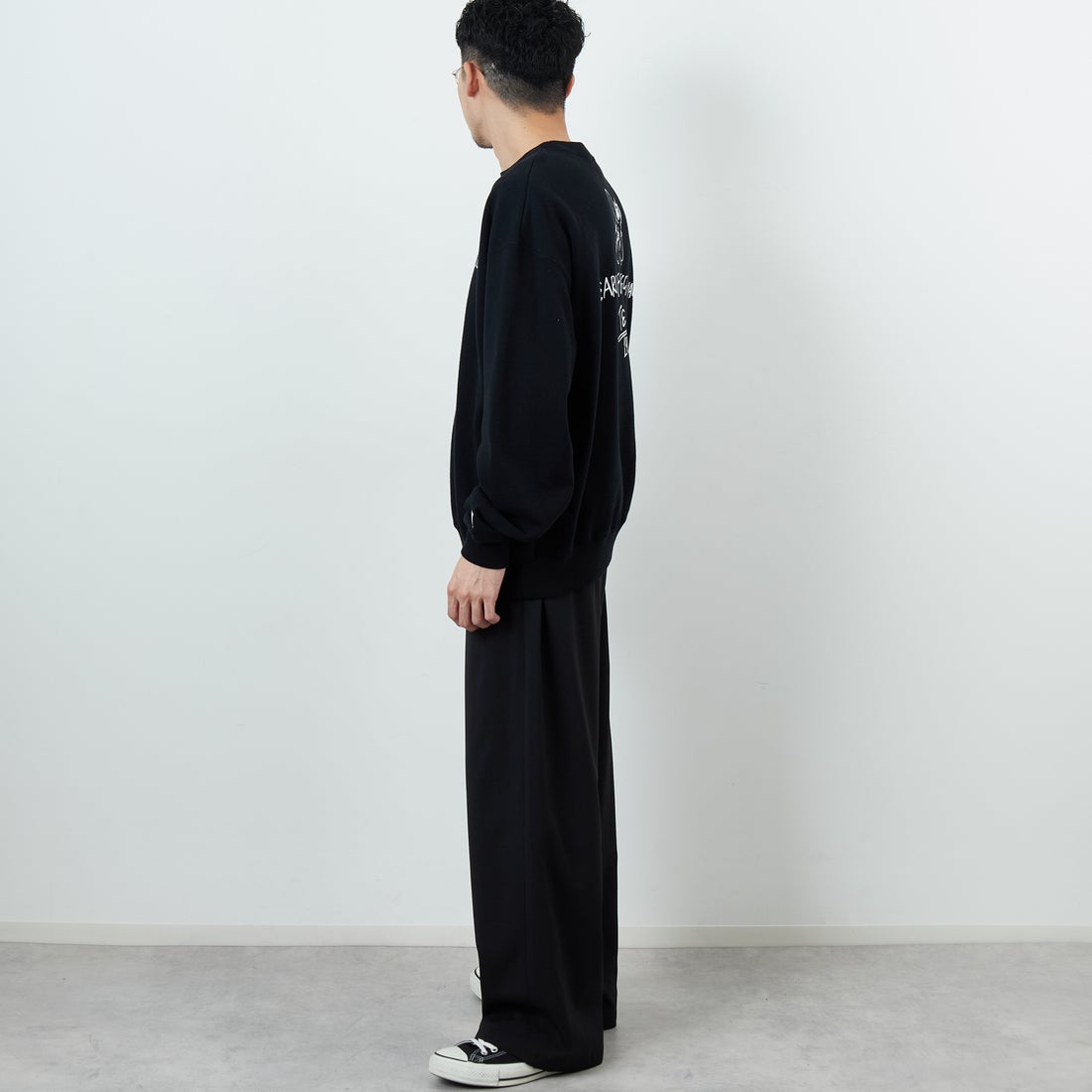 The Endless Summer [エンドレスサマー] 別注 手描き風BUHI バックプリントスウェット [FH-25774500-JF] BLACK &&モデル身長：168cm 着用サイズ：L&&