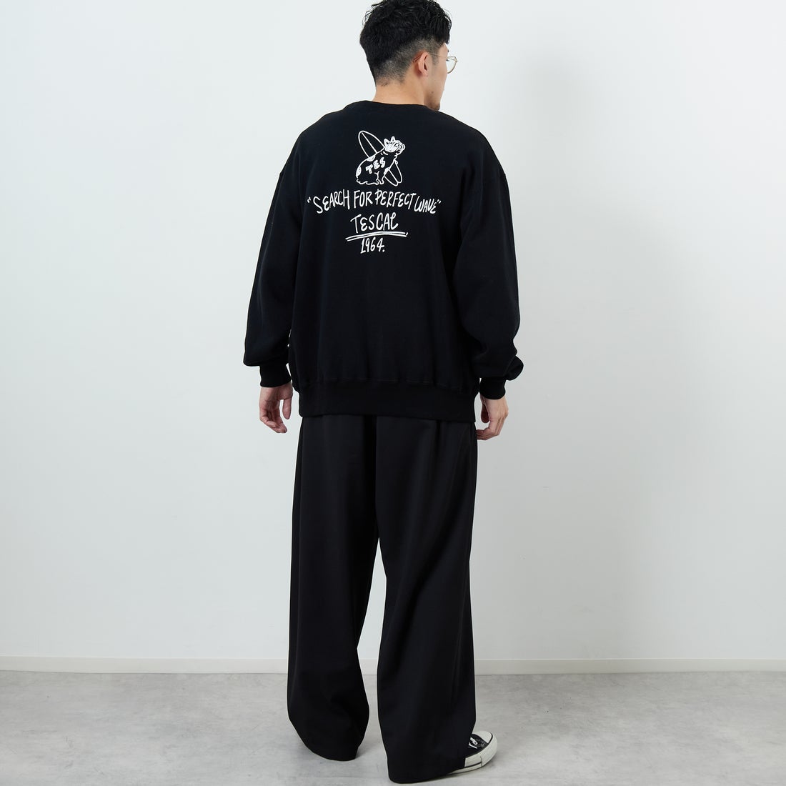 The Endless Summer [エンドレスサマー] 別注 手描き風BUHI バックプリントスウェット [FH-25774500-JF] BLACK &&モデル身長：168cm 着用サイズ：L&&