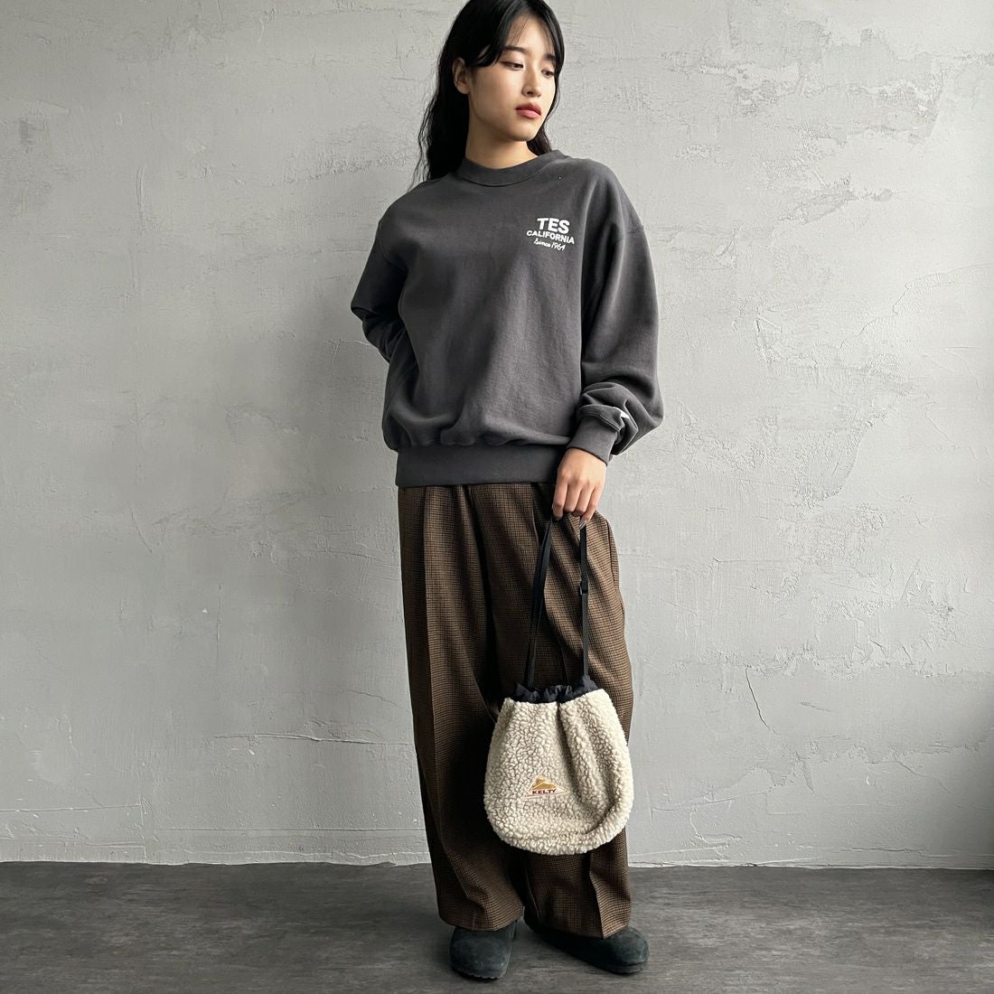 The Endless Summer [エンドレスサマー] 別注 BUHIダック バックプリントスウェット [FH-25774501-JF] &&モデル身長：162cm 着用サイズ：&&