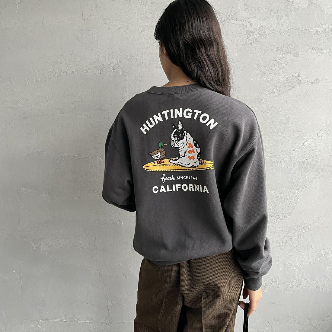 The Endless Summer [エンドレスサマー] 別注 BUHIダック バックプリントスウェット [FH-25774501-JF] &&モデル身長：162cm 着用サイズ：&&