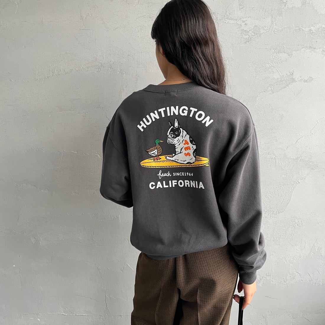 The Endless Summer [エンドレスサマー] 別注 BUHIダック バックプリントスウェット [FH-25774501-JF] &&モデル身長：162cm 着用サイズ：&&