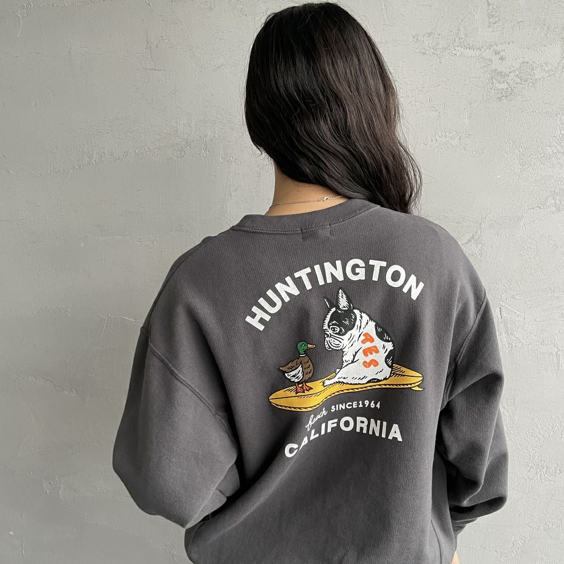 The Endless Summer [エンドレスサマー] 別注 BUHIダック バックプリントスウェット [FH-25774501-JF] &&モデル身長：162cm 着用サイズ：&&