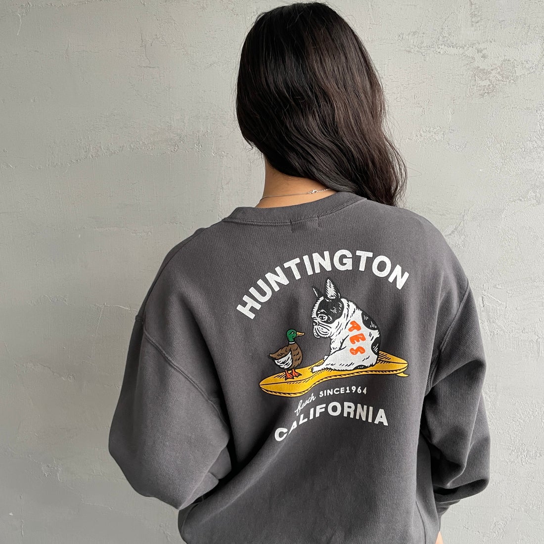 The Endless Summer [エンドレスサマー] 別注 BUHIダック バックプリントスウェット [FH-25774501-JF] &&モデル身長：162cm 着用サイズ：&&