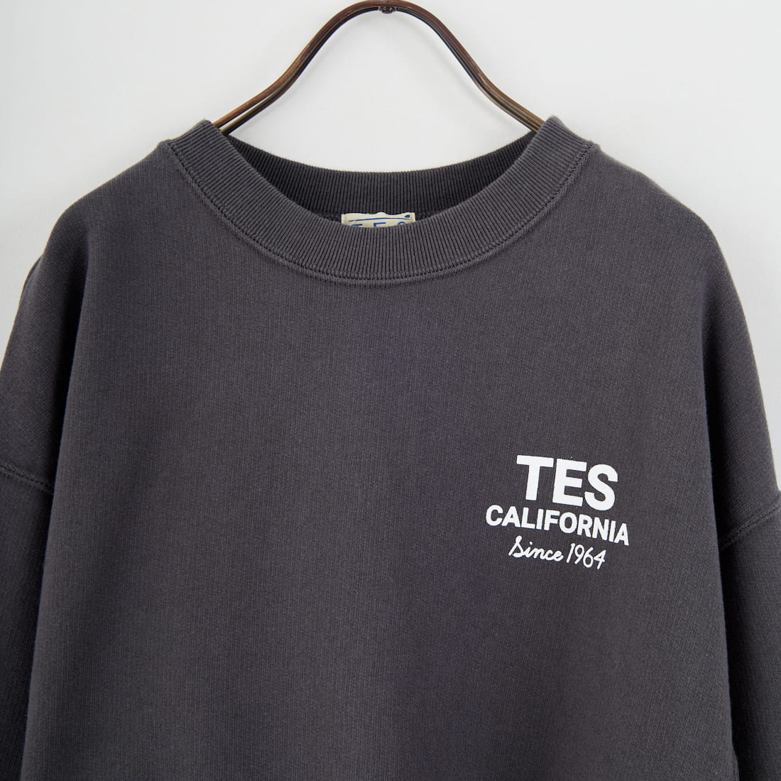 The Endless Summer [エンドレスサマー] 別注 BUHIダック バックプリントスウェット [FH-25774501-JF] CHARCOAL