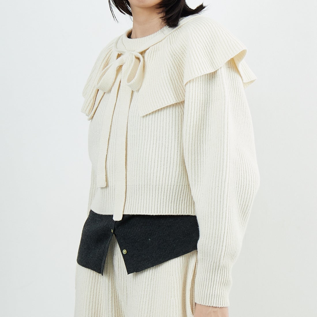 UNFIL [アンフィル] ウーレンコットン&EXファインラムウール リブニットフリルカラー [WVFL-UW125] OFF WHITE &&モデル身長：162cm 着用サイズ：1&&