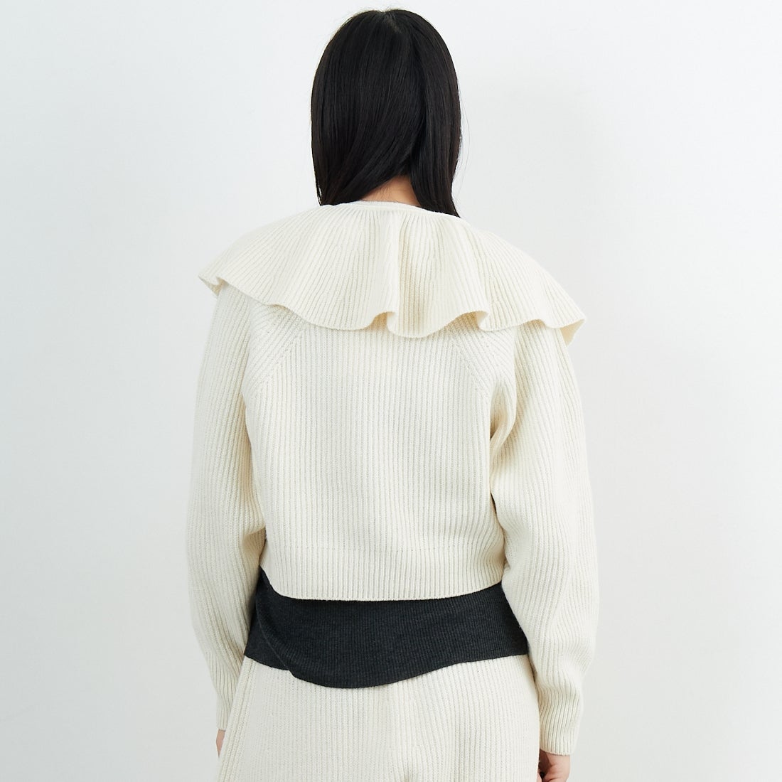 UNFIL [アンフィル] ウーレンコットン&EXファインラムウール リブニットフリルカラー [WVFL-UW125] OFF WHITE &&モデル身長：162cm 着用サイズ：1&&