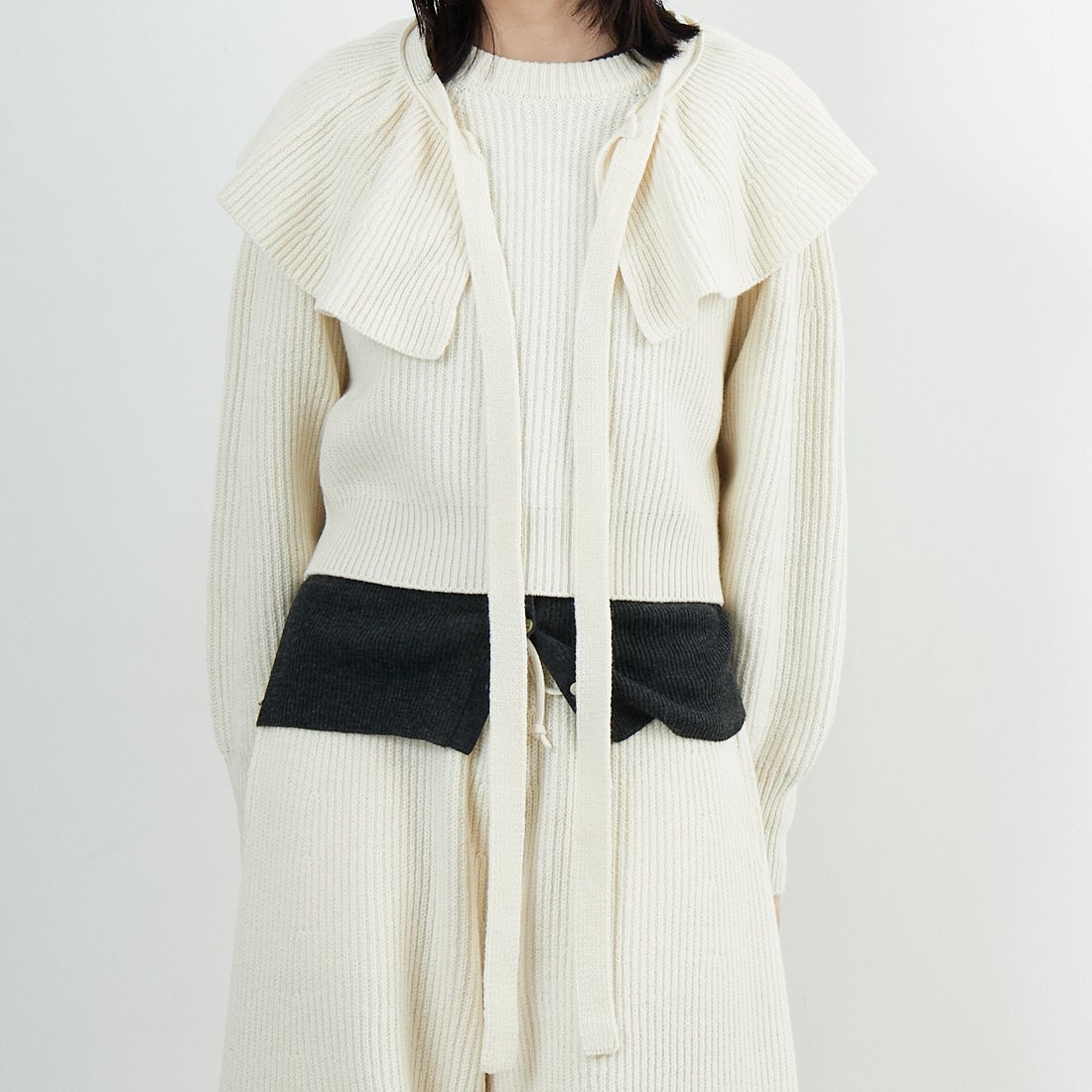 UNFIL [アンフィル] ウーレンコットン&EXファインラムウール リブニットフリルカラー [WVFL-UW125] OFF WHITE &&モデル身長：162cm 着用サイズ：1&&