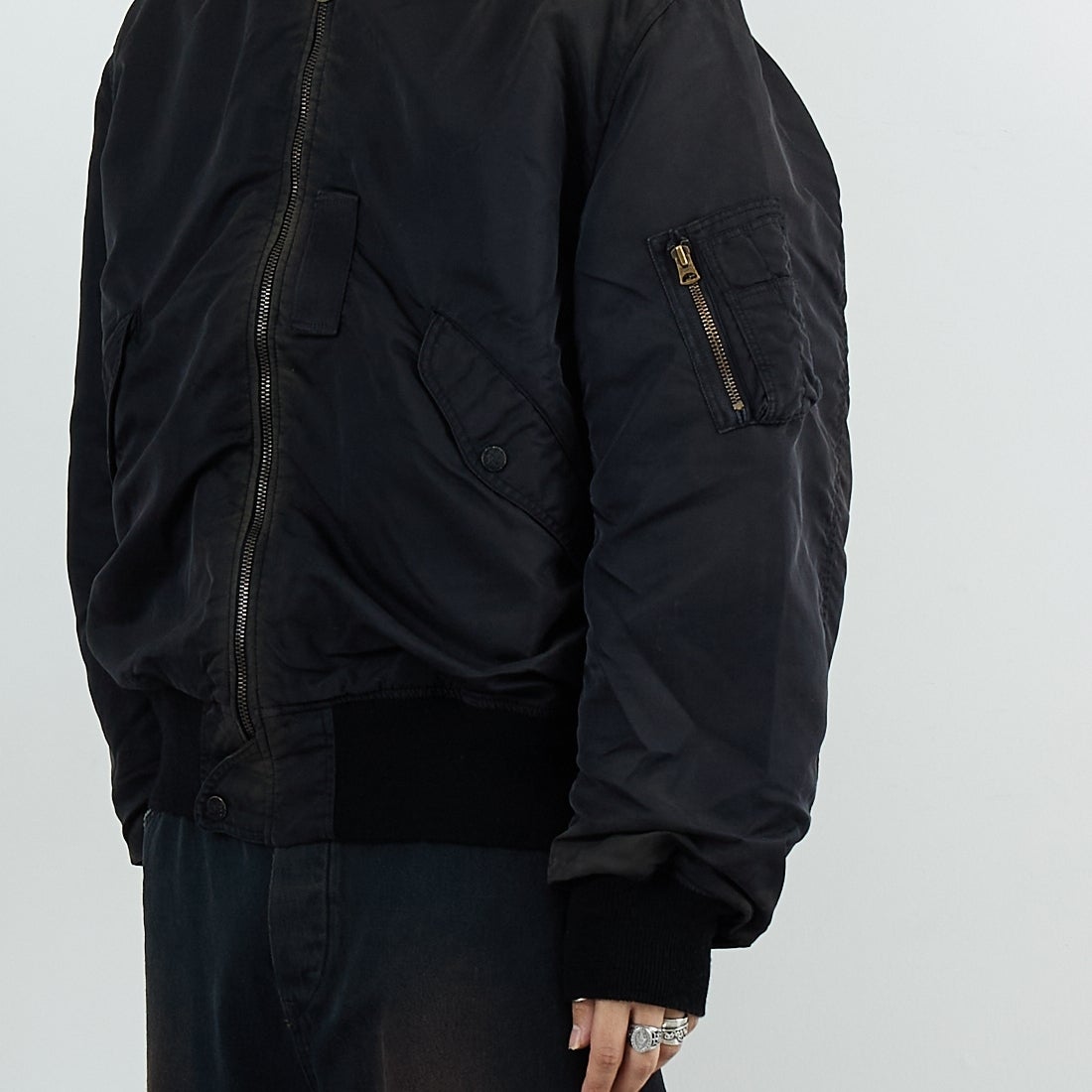 BOW WOW [バウワウ] L-2B エイジドフライトジャケット [BW252-L2FJ] AGED BLACK &&モデル身長：179cm 着用サイズ：L&&