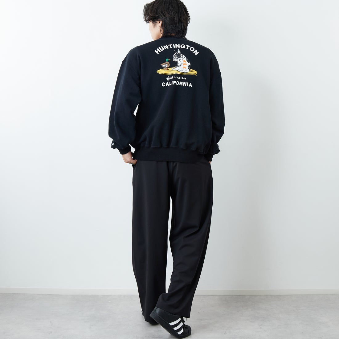 The Endless Summer [エンドレスサマー] 別注 BUHIダック バックプリントスウェット [FH-25774501-JF] BLACK &&モデル身長：179cm 着用サイズ：XL&&