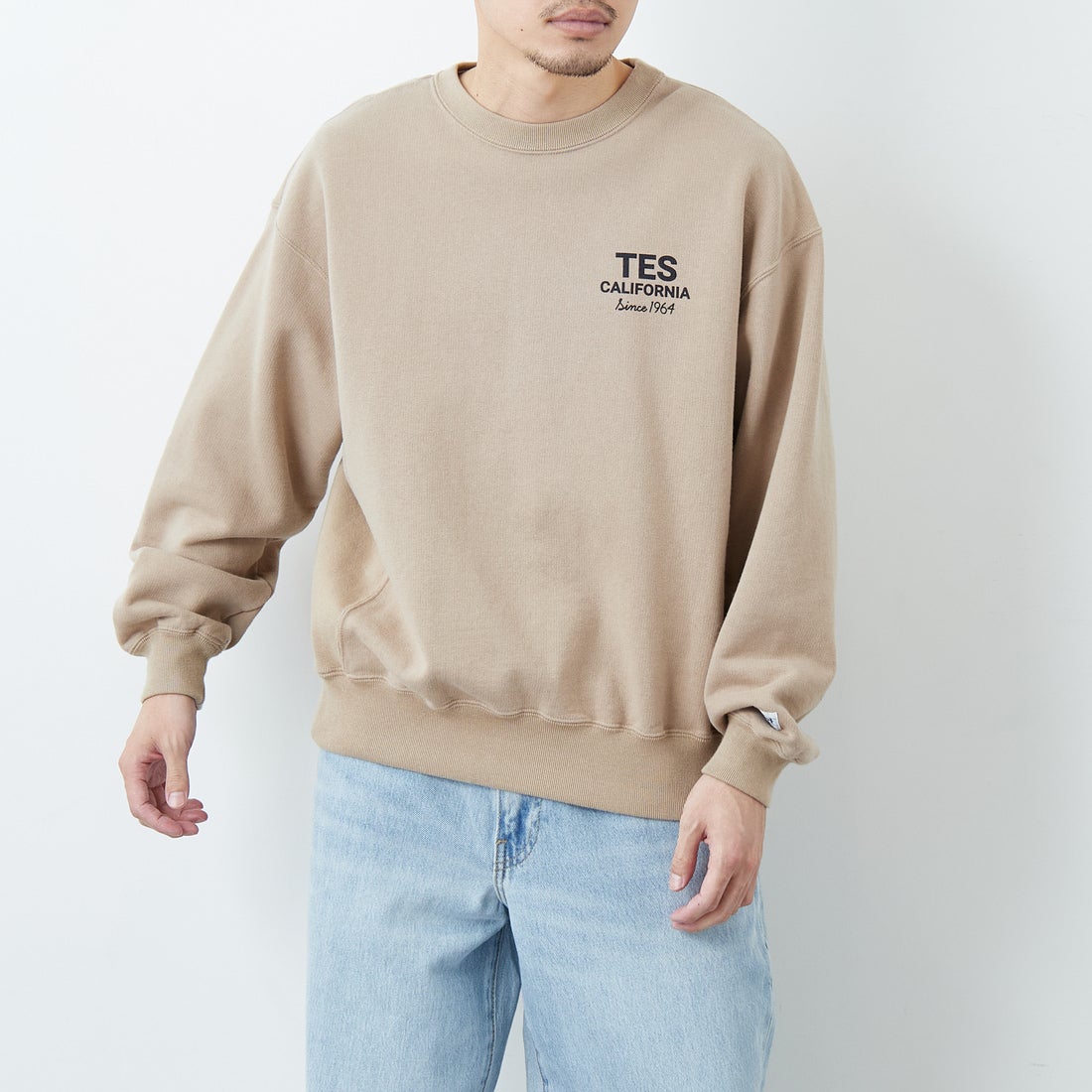 The Endless Summer [エンドレスサマー] 別注 BUHIダック バックプリントスウェット [FH-25774501-JF] BEIGE &&モデル身長：168cm 着用サイズ：M&&
