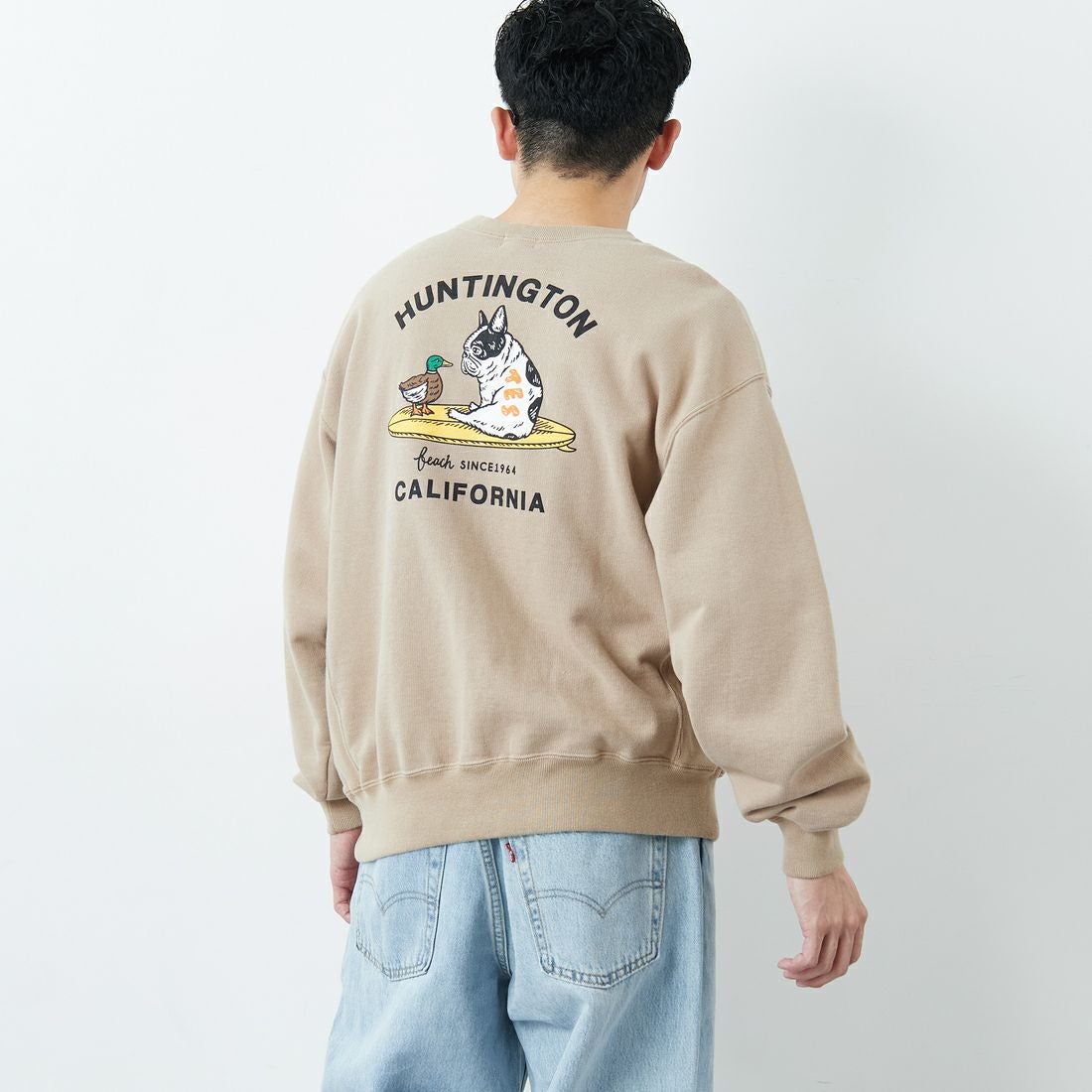 The Endless Summer [エンドレスサマー] 別注 BUHIダック バックプリントスウェット [FH-25774501-JF] BEIGE &&モデル身長：168cm 着用サイズ：M&&