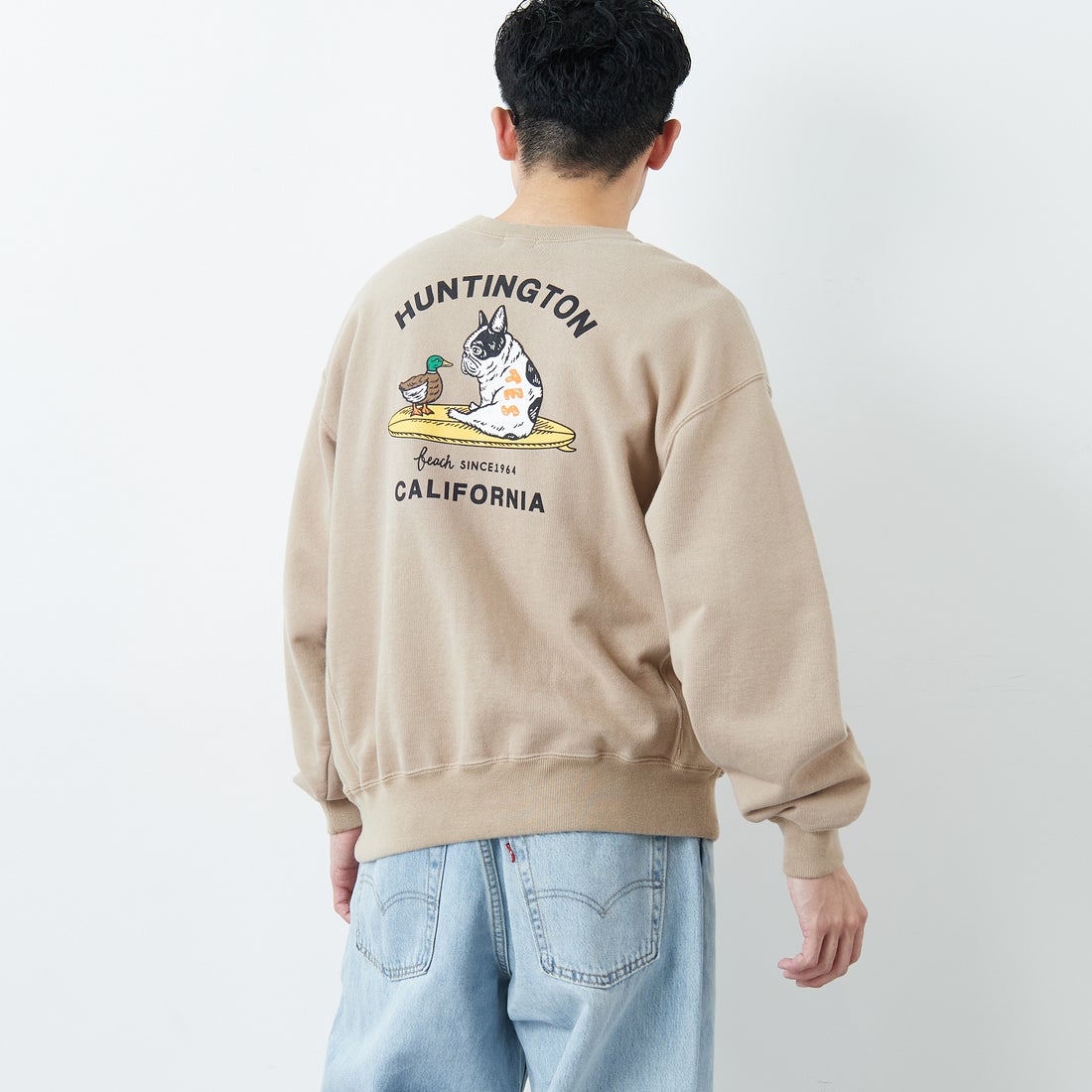 The Endless Summer [エンドレスサマー] 別注 BUHIダック バックプリントスウェット [FH-25774501-JF] BEIGE &&モデル身長：168cm 着用サイズ：M&&