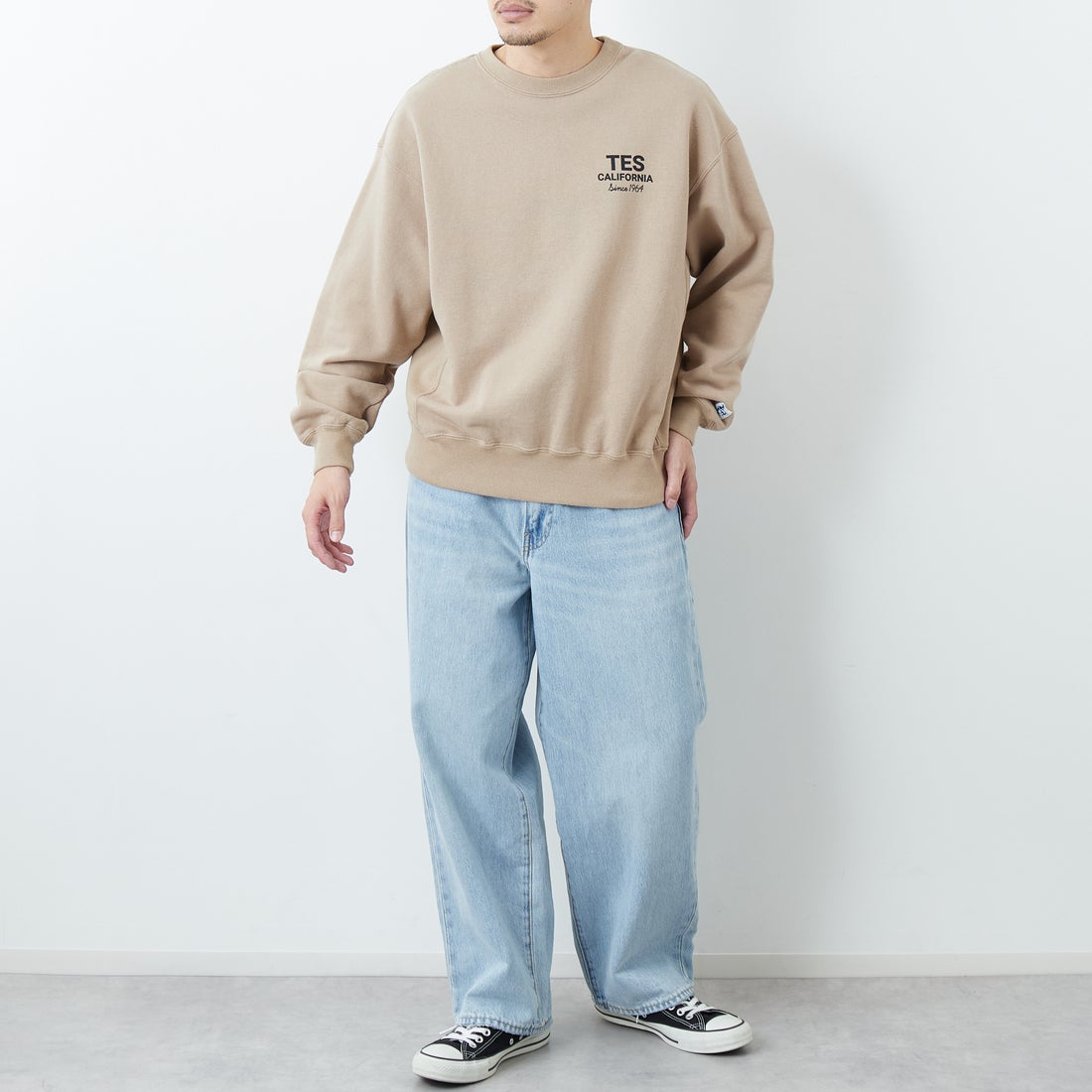 The Endless Summer [エンドレスサマー] 別注 BUHIダック バックプリントスウェット [FH-25774501-JF] BEIGE &&モデル身長：168cm 着用サイズ：M&&