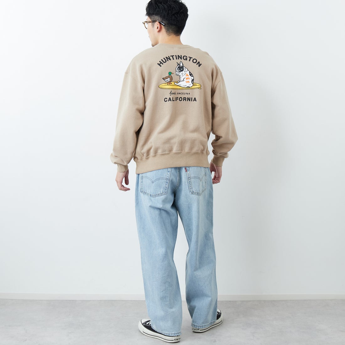 The Endless Summer [エンドレスサマー] 別注 BUHIダック バックプリントスウェット [FH-25774501-JF] BEIGE &&モデル身長：168cm 着用サイズ：M&&