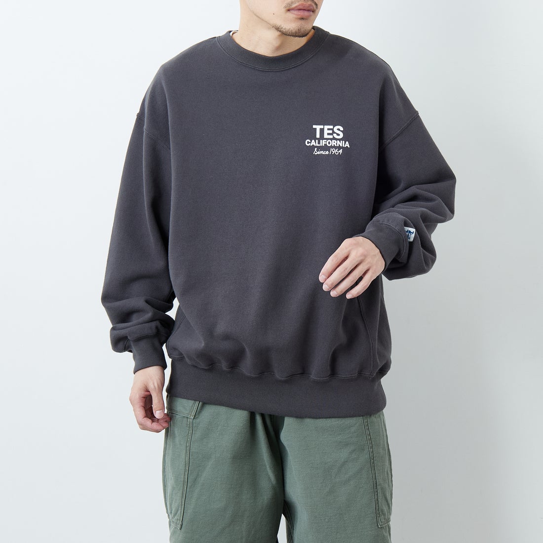 The Endless Summer [エンドレスサマー] 別注 BUHIダック バックプリントスウェット [FH-25774501-JF] CHARCOAL &&モデル身長：168cm 着用サイズ：L&&