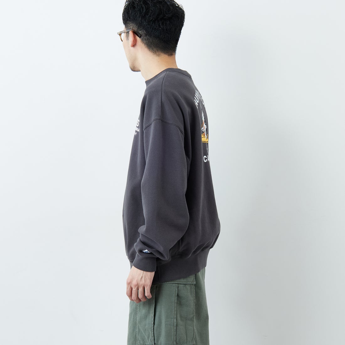 The Endless Summer [エンドレスサマー] 別注 BUHIダック バックプリントスウェット [FH-25774501-JF] CHARCOAL &&モデル身長：168cm 着用サイズ：L&&