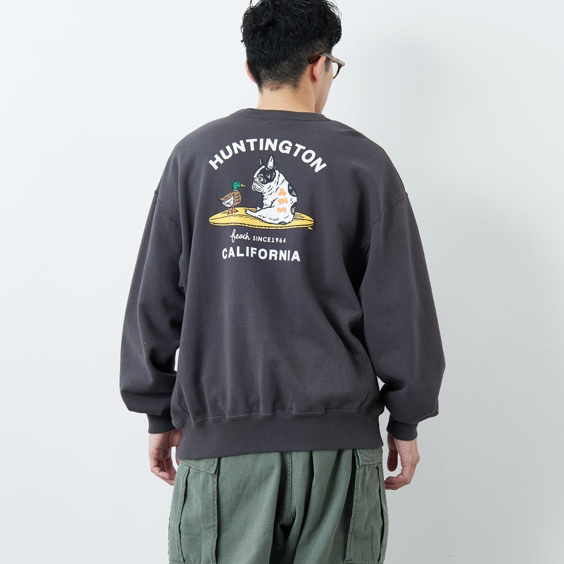 The Endless Summer [エンドレスサマー] 別注 BUHIダック バックプリントスウェット [FH-25774501-JF] CHARCOAL &&モデル身長：168cm 着用サイズ：L&&