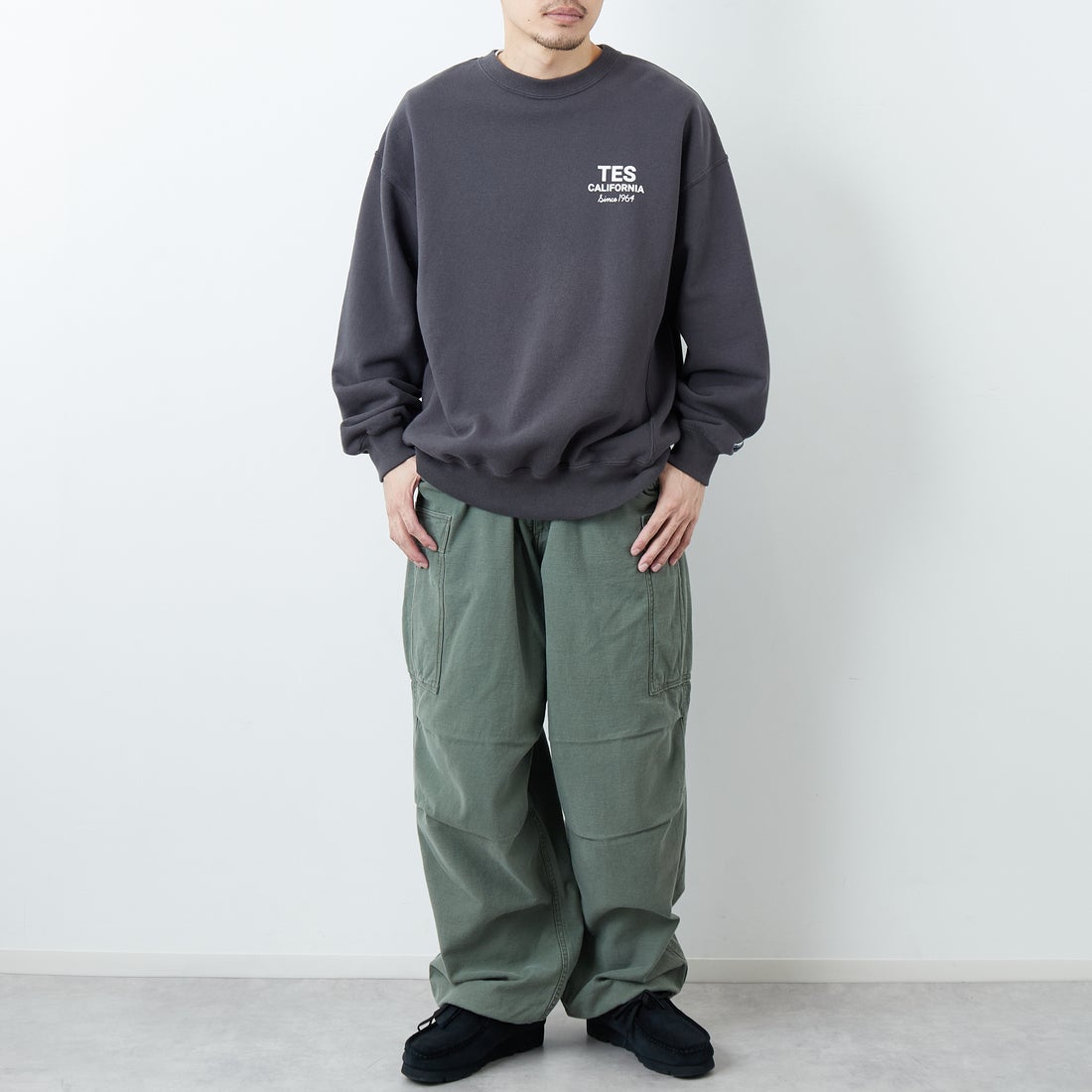 The Endless Summer [エンドレスサマー] 別注 BUHIダック バックプリントスウェット [FH-25774501-JF] CHARCOAL &&モデル身長：168cm 着用サイズ：L&&