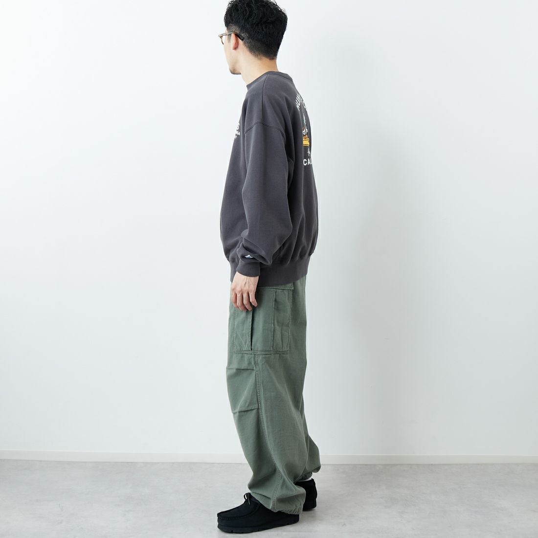 The Endless Summer [エンドレスサマー] 別注 BUHIダック バックプリントスウェット [FH-25774501-JF] CHARCOAL &&モデル身長：168cm 着用サイズ：L&&