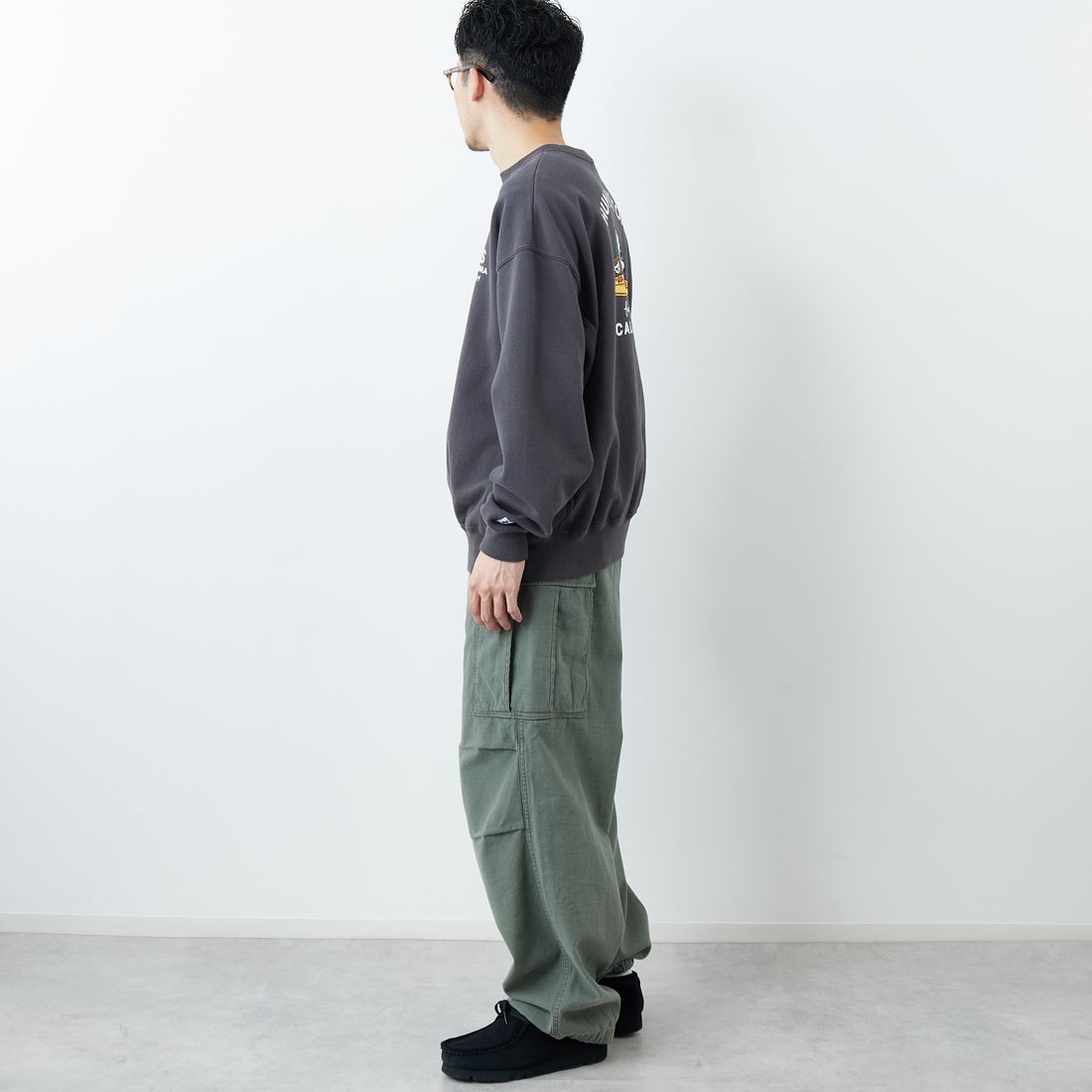 The Endless Summer [エンドレスサマー] 別注 BUHIダック バックプリントスウェット [FH-25774501-JF] CHARCOAL &&モデル身長：168cm 着用サイズ：L&&