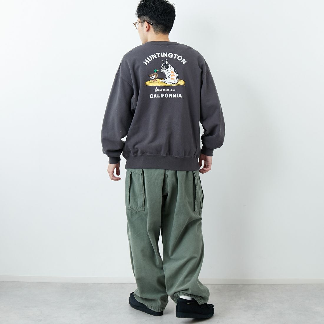 The Endless Summer [エンドレスサマー] 別注 BUHIダック バックプリントスウェット [FH-25774501-JF] CHARCOAL &&モデル身長：168cm 着用サイズ：L&&