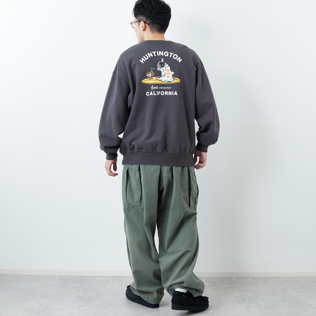 The Endless Summer [エンドレスサマー] 別注 BUHIダック バックプリントスウェット [FH-25774501-JF] CHARCOAL &&モデル身長：168cm 着用サイズ：L&&