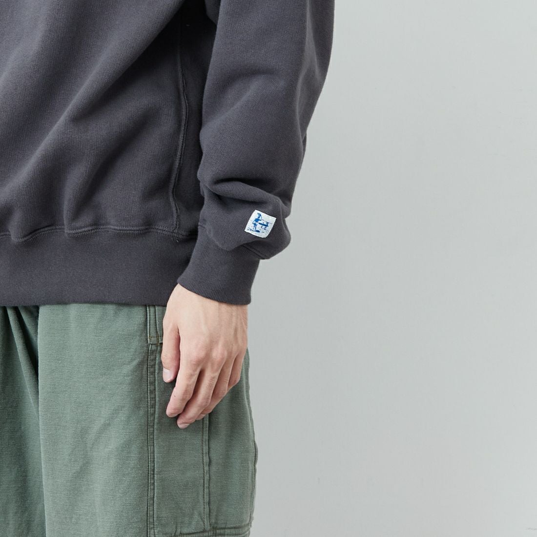 The Endless Summer [エンドレスサマー] 別注 BUHIダック バックプリントスウェット [FH-25774501-JF] CHARCOAL &&モデル身長：168cm 着用サイズ：L&&