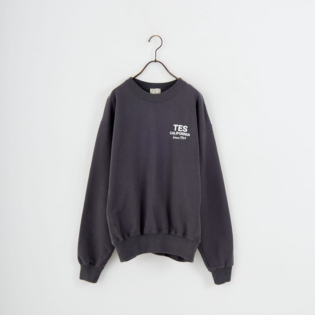 The Endless Summer [エンドレスサマー] 別注 BUHIダック バックプリントスウェット [FH-25774501-JF] CHARCOAL