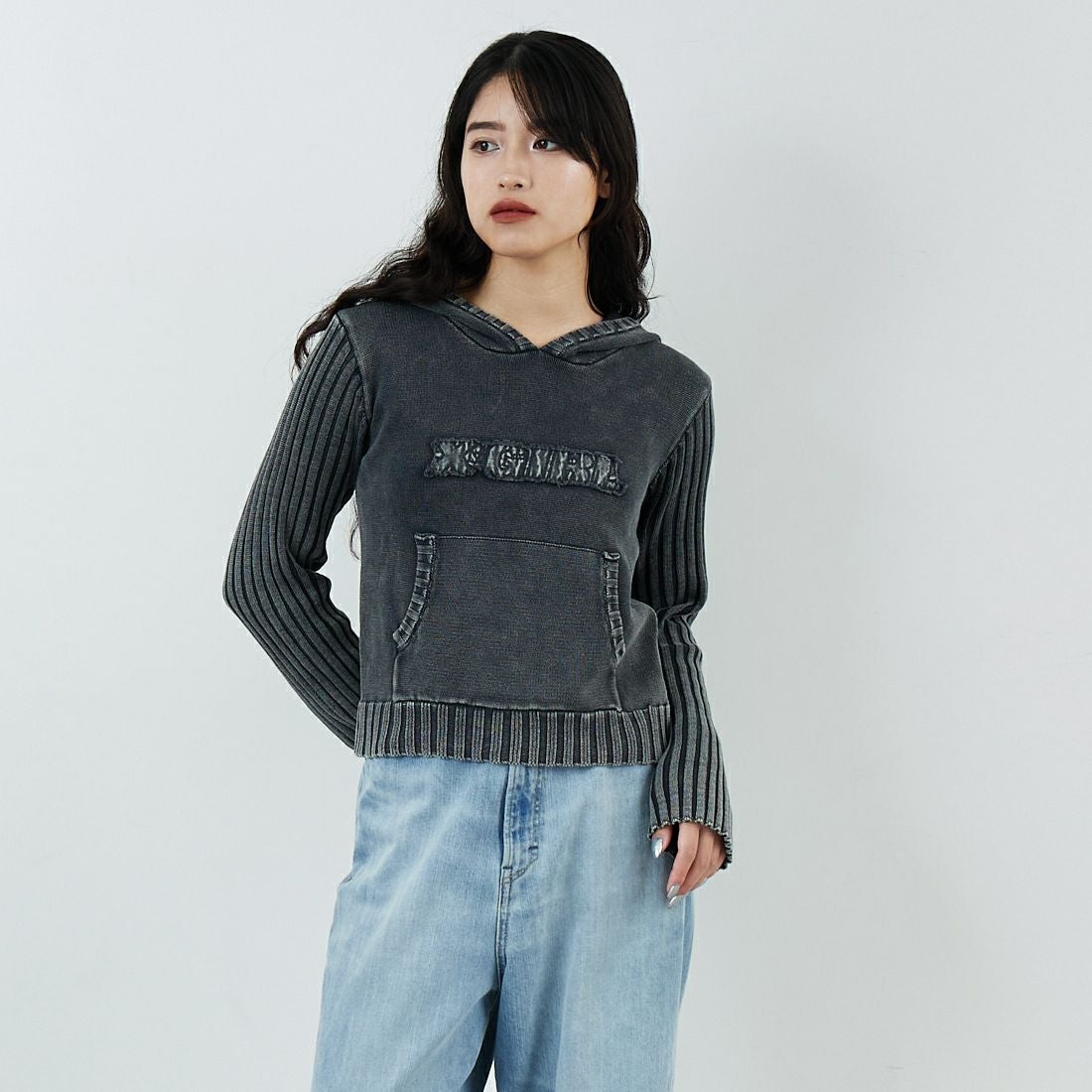 X-girl [エックスガール] フェイデッド ウーブンミックスニットフーディ [105254015011] BLACK &&モデル身長：162cm 着用サイズ：ONE SIZE&&