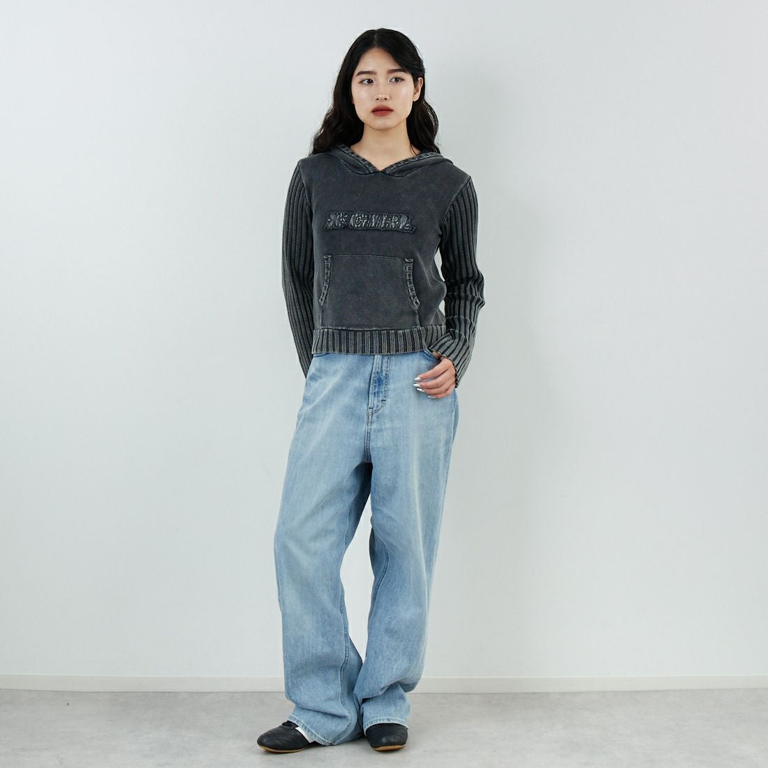 X-girl [エックスガール] フェイデッド ウーブンミックスニットフーディ [105254015011] BLACK &&モデル身長：162cm 着用サイズ：ONE SIZE&&