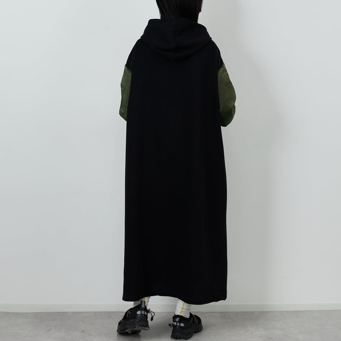 Jf Ready Made [ジェイエフレディメイド] 異素材ドッキングパーカーワンピース [922-24127] ﾌﾞﾗｯｸ/ｶｰｷ &&モデル身長：162cm 着用サイズ：F&&