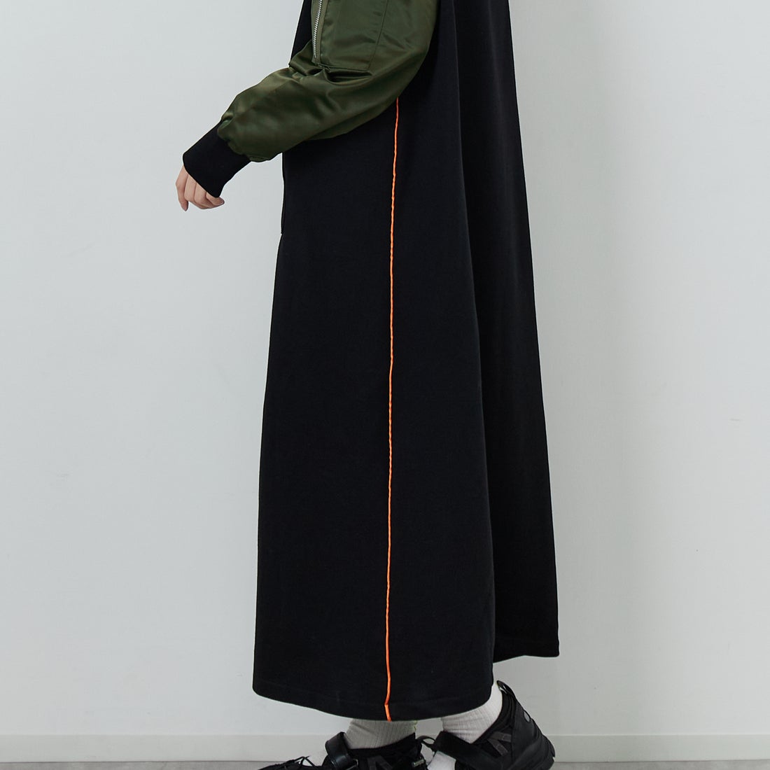 Jf Ready Made [ジェイエフレディメイド] 異素材ドッキングパーカーワンピース [922-24127] ﾌﾞﾗｯｸ/ｶｰｷ &&モデル身長：162cm 着用サイズ：F&&