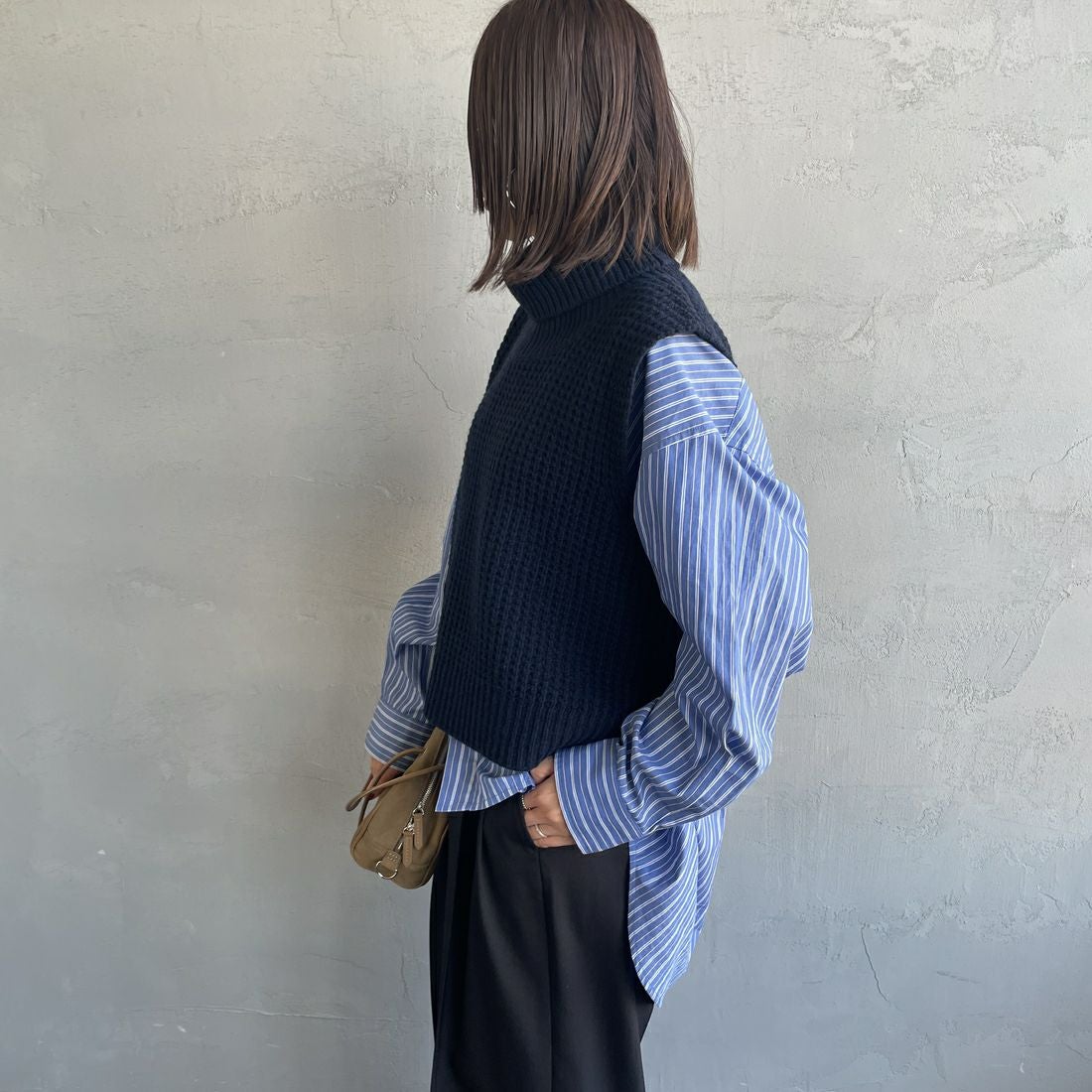 mizuiro ind [ミズイロインド] ワッフルハイネックベスト [4-220093] 77 NAVY &&モデル身長：159cm 着用サイズ：F&&