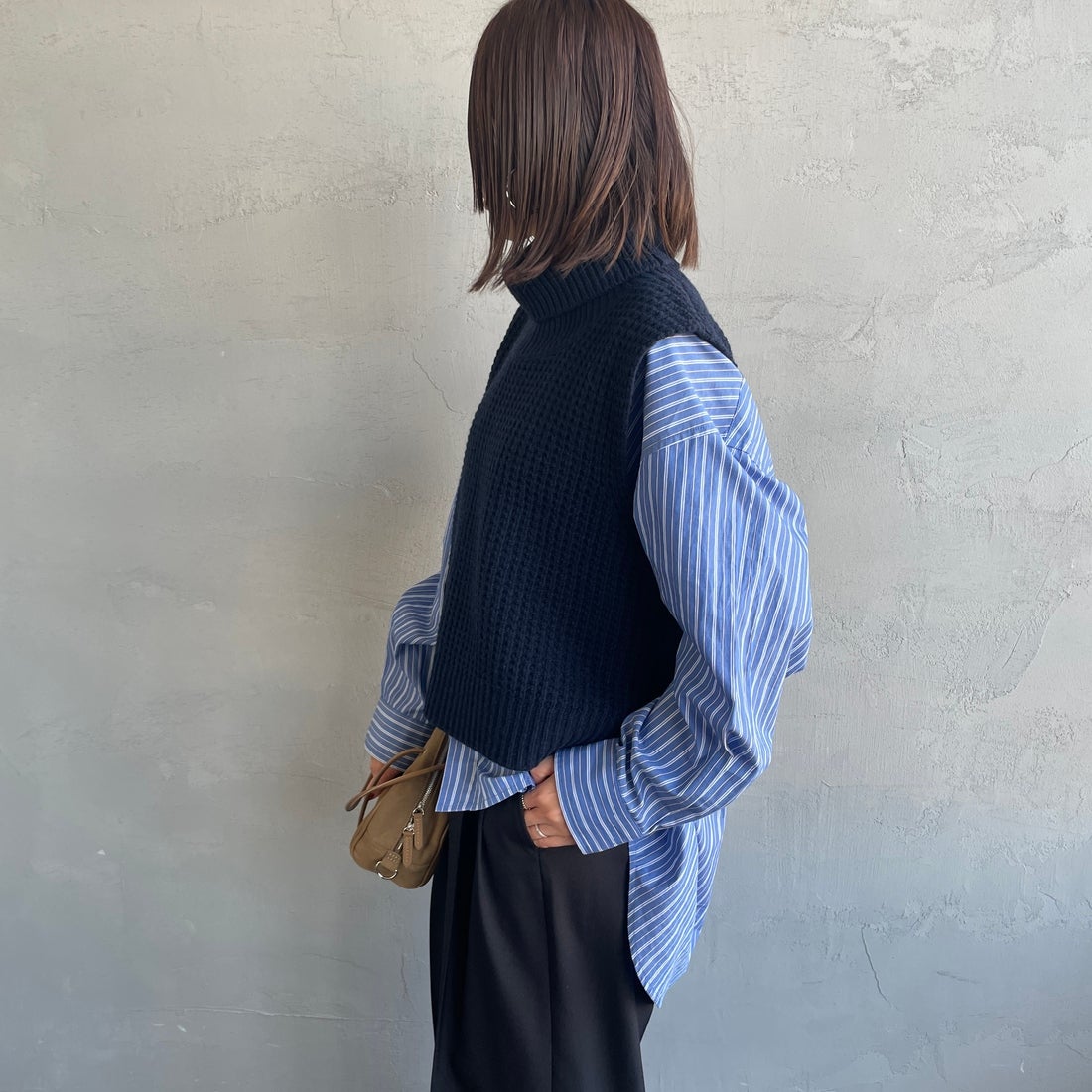 mizuiro ind [ミズイロインド] ワッフルハイネックベスト [4-220093] 77 NAVY &&モデル身長：159cm 着用サイズ：F&&