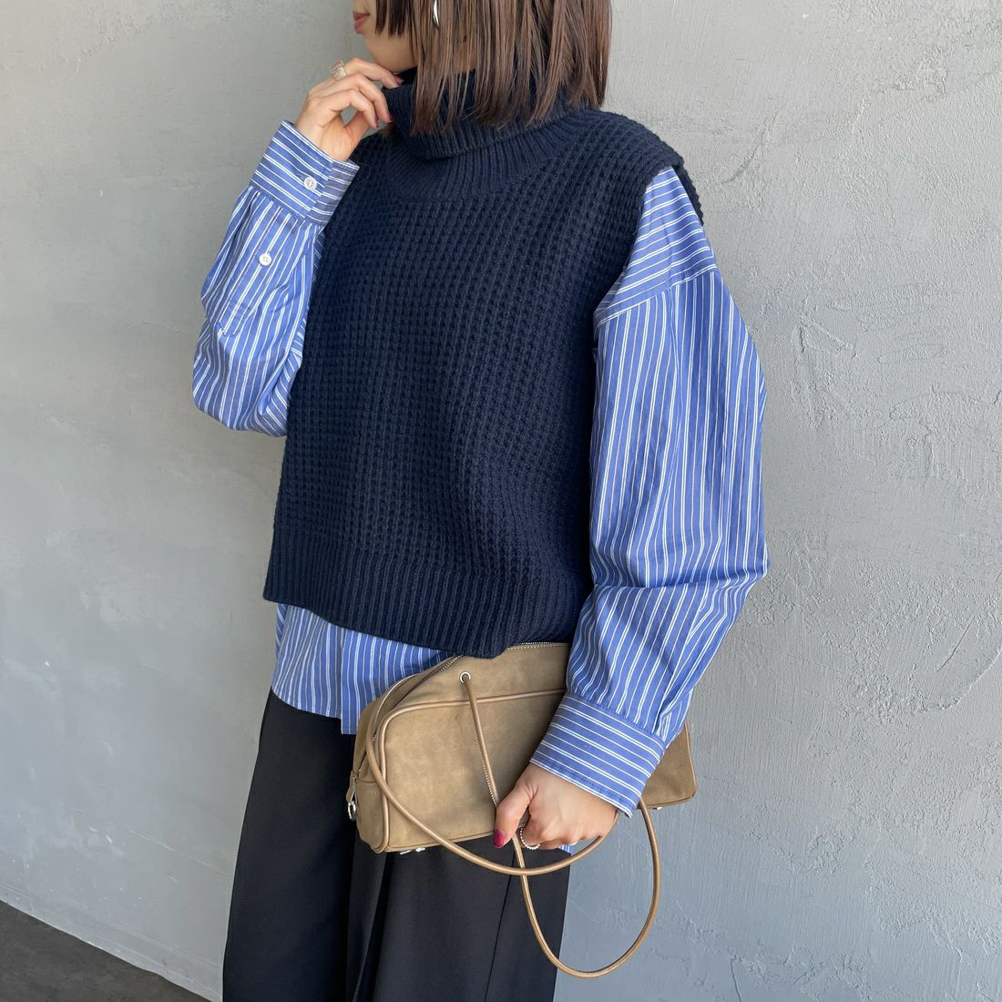 mizuiro ind [ミズイロインド] ワッフルハイネックベスト [4-220093] 77 NAVY &&モデル身長：159cm 着用サイズ：F&&