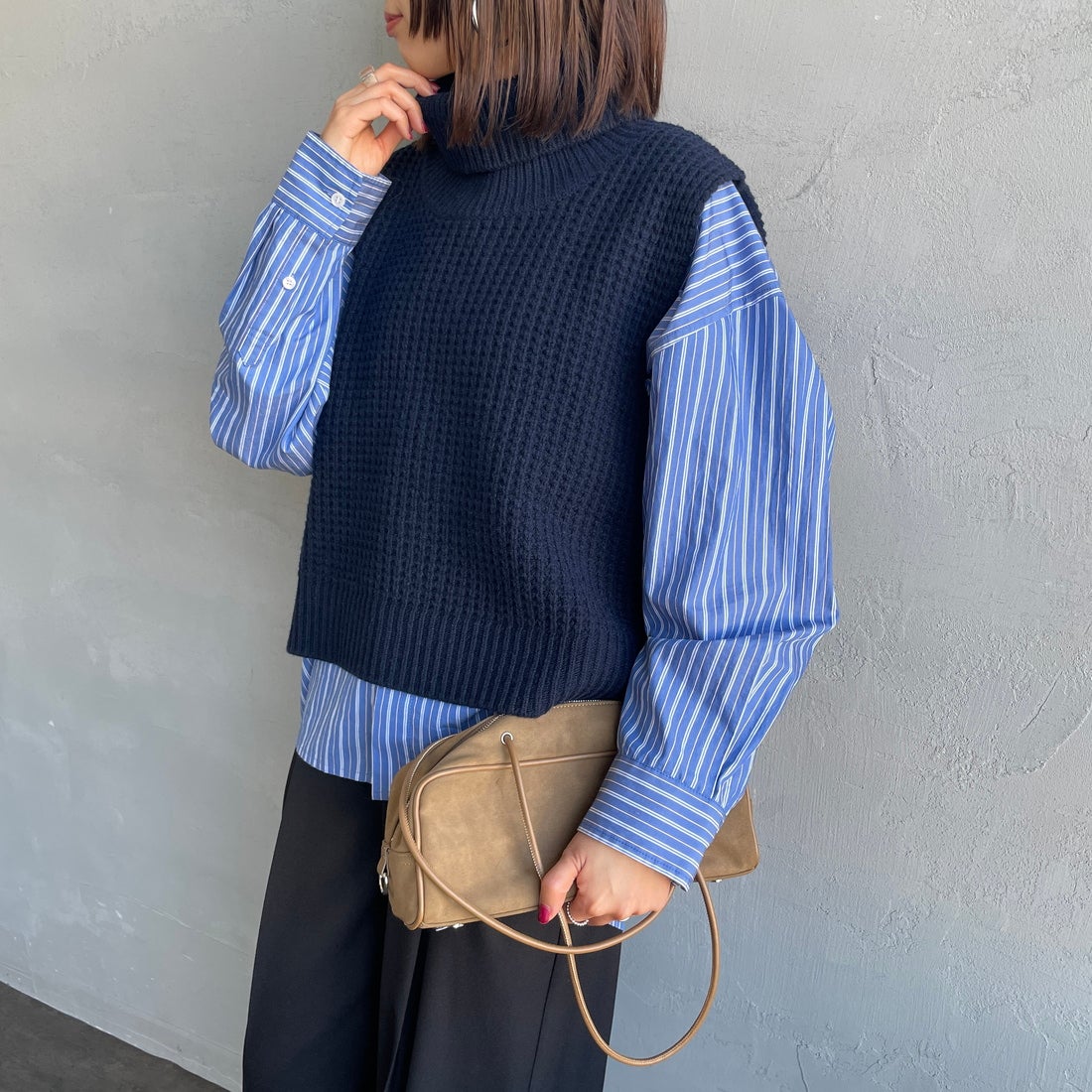mizuiro ind [ミズイロインド] ワッフルハイネックベスト [4-220093] 77 NAVY &&モデル身長：159cm 着用サイズ：F&&