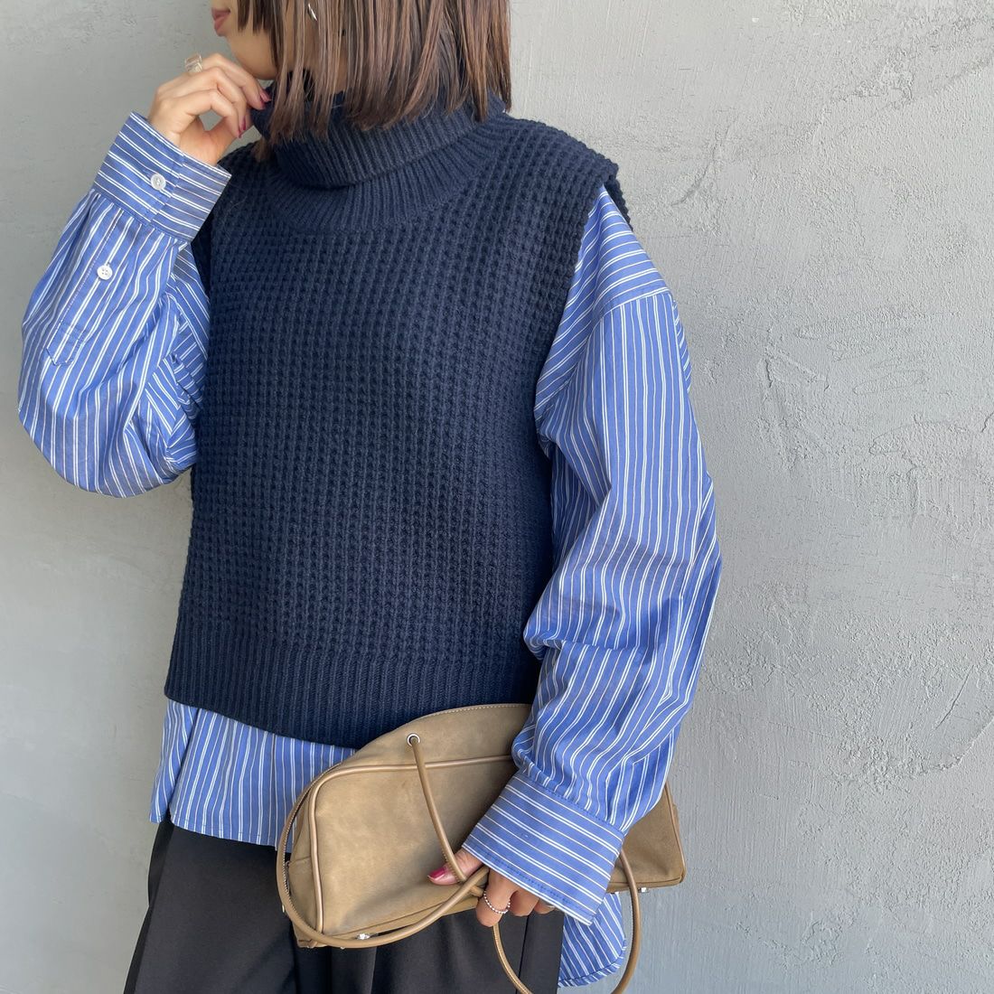 mizuiro ind [ミズイロインド] ワッフルハイネックベスト [4-220093] 77 NAVY &&モデル身長：159cm 着用サイズ：F&&