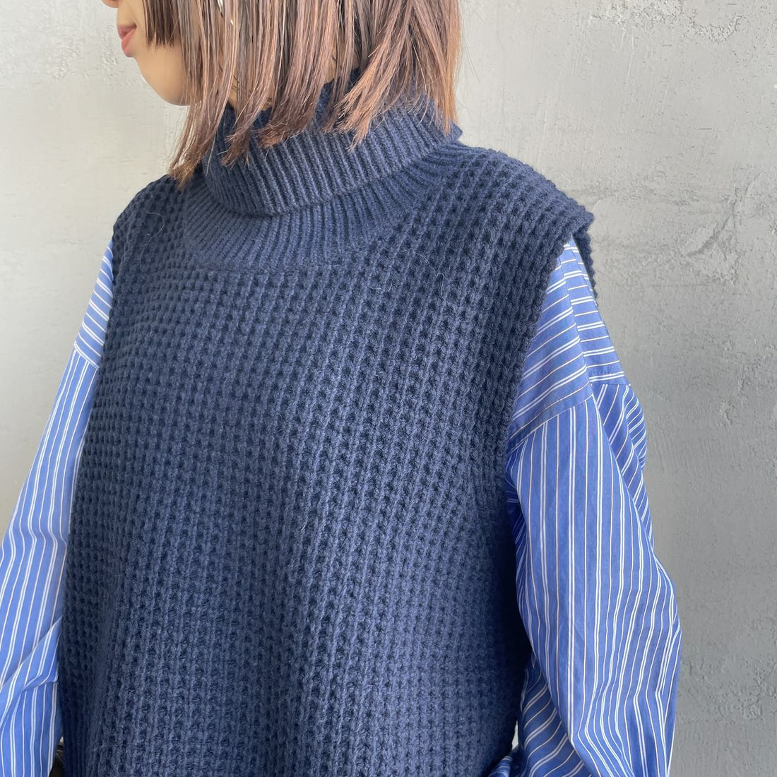 mizuiro ind [ミズイロインド] ワッフルハイネックベスト [4-220093] 77 NAVY &&モデル身長：159cm 着用サイズ：F&&