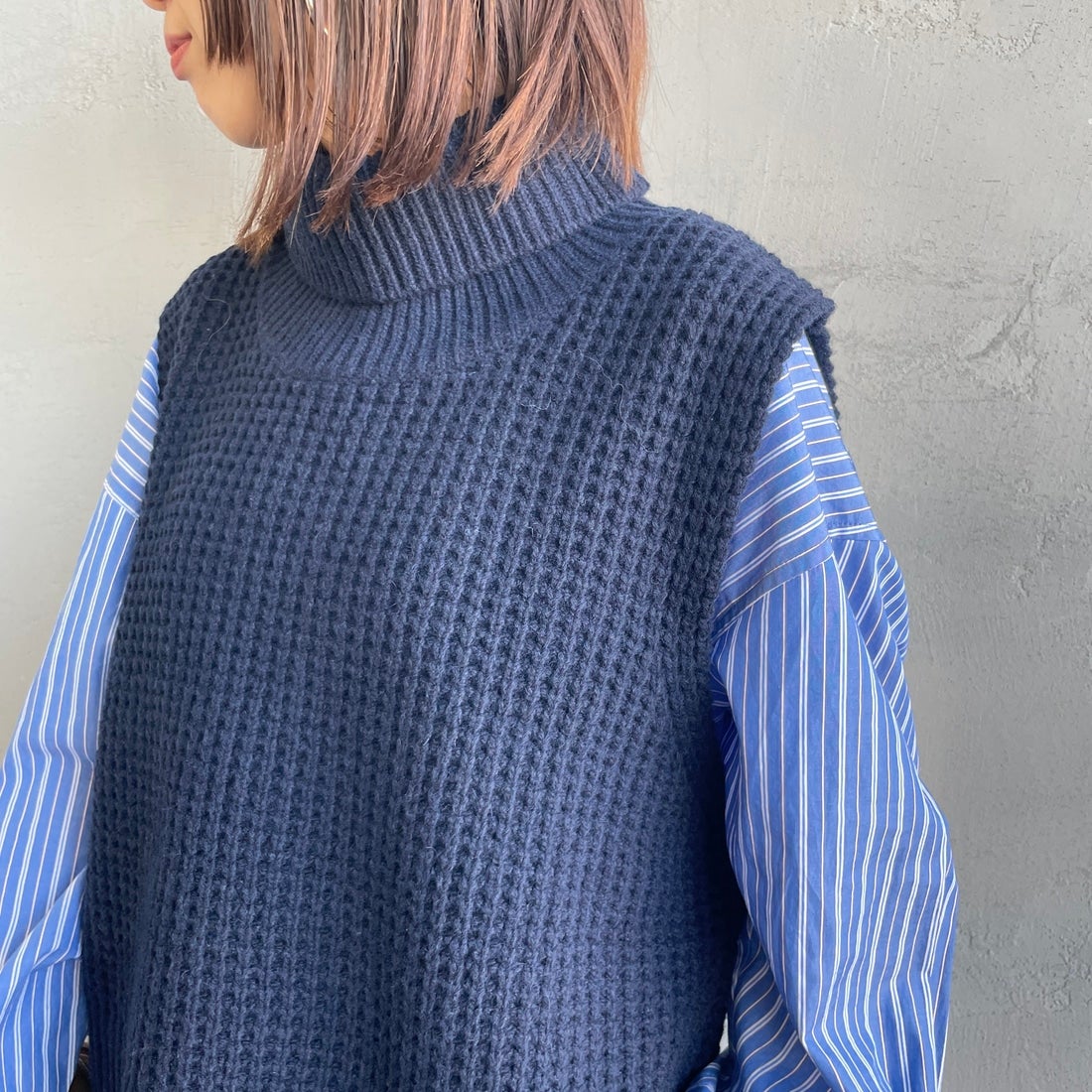 mizuiro ind [ミズイロインド] ワッフルハイネックベスト [4-220093] 77 NAVY &&モデル身長：159cm 着用サイズ：F&&