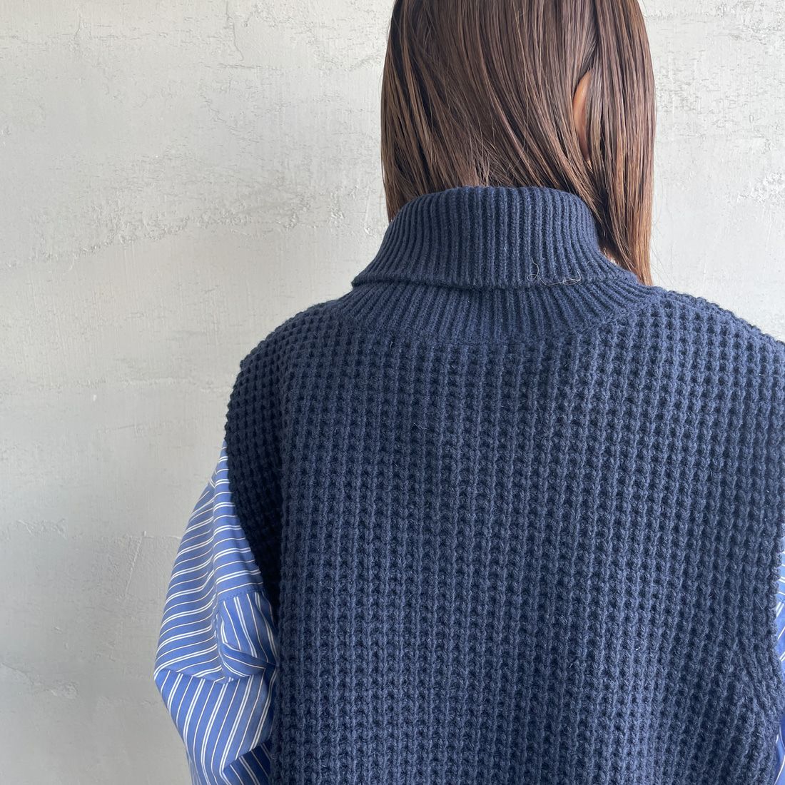 mizuiro ind [ミズイロインド] ワッフルハイネックベスト [4-220093] 77 NAVY &&モデル身長：159cm 着用サイズ：F&&