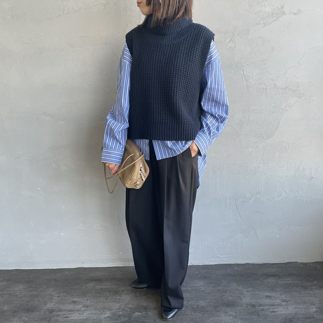 mizuiro ind [ミズイロインド] ワッフルハイネックベスト [4-220093] 77 NAVY &&モデル身長：159cm 着用サイズ：F&&