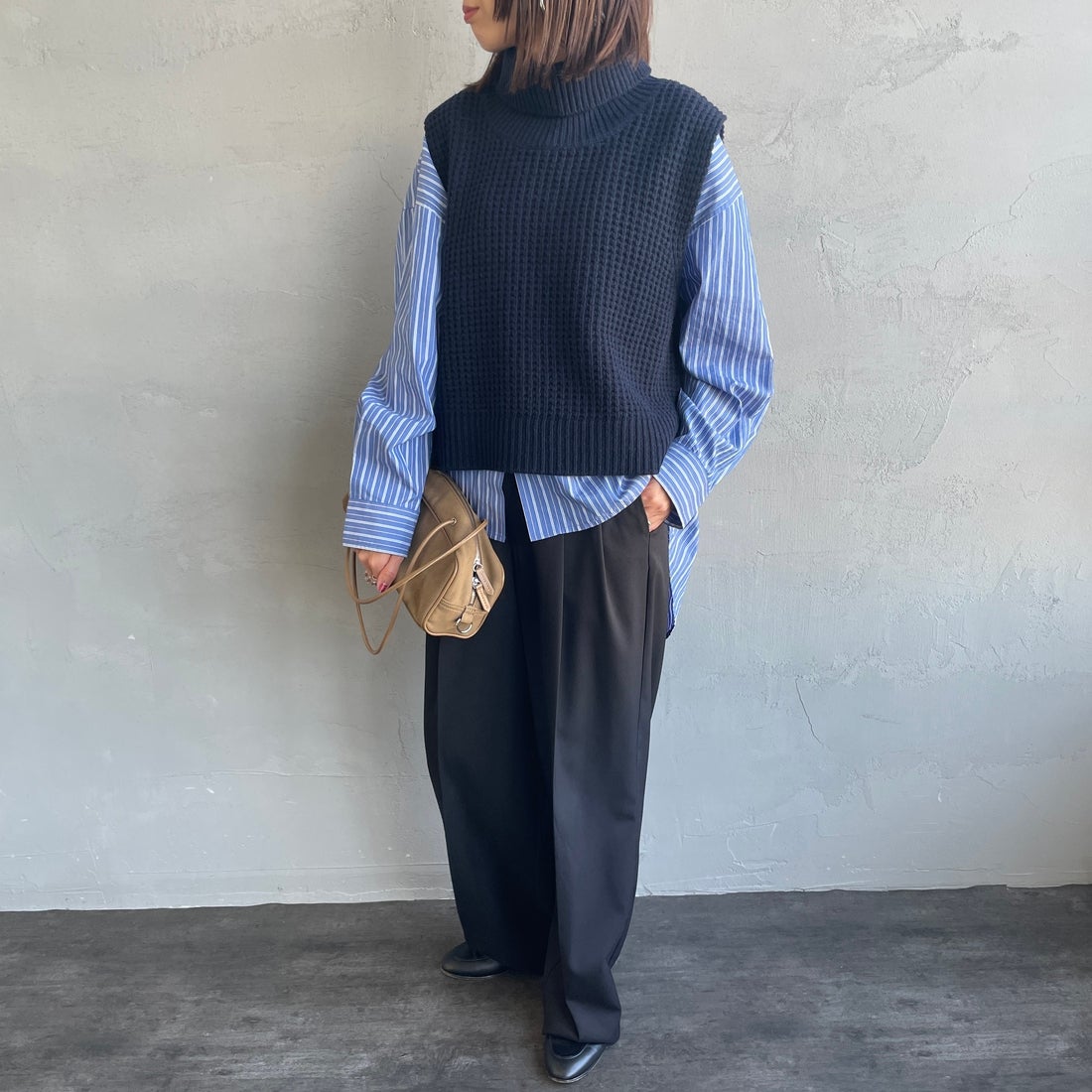 mizuiro ind [ミズイロインド] ワッフルハイネックベスト [4-220093] 77 NAVY &&モデル身長：159cm 着用サイズ：F&&