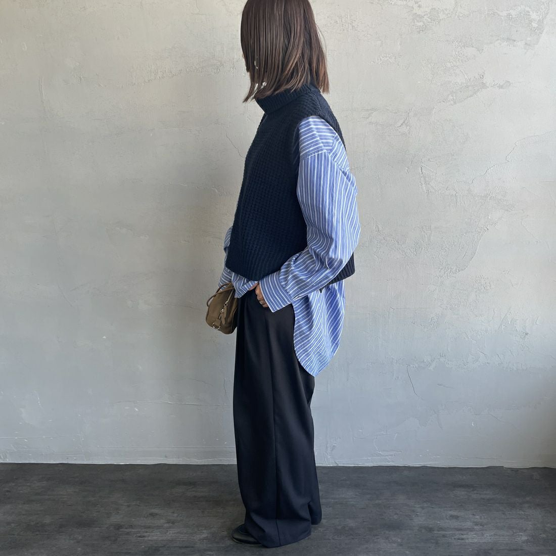 mizuiro ind [ミズイロインド] ワッフルハイネックベスト [4-220093] 77 NAVY &&モデル身長：159cm 着用サイズ：F&&