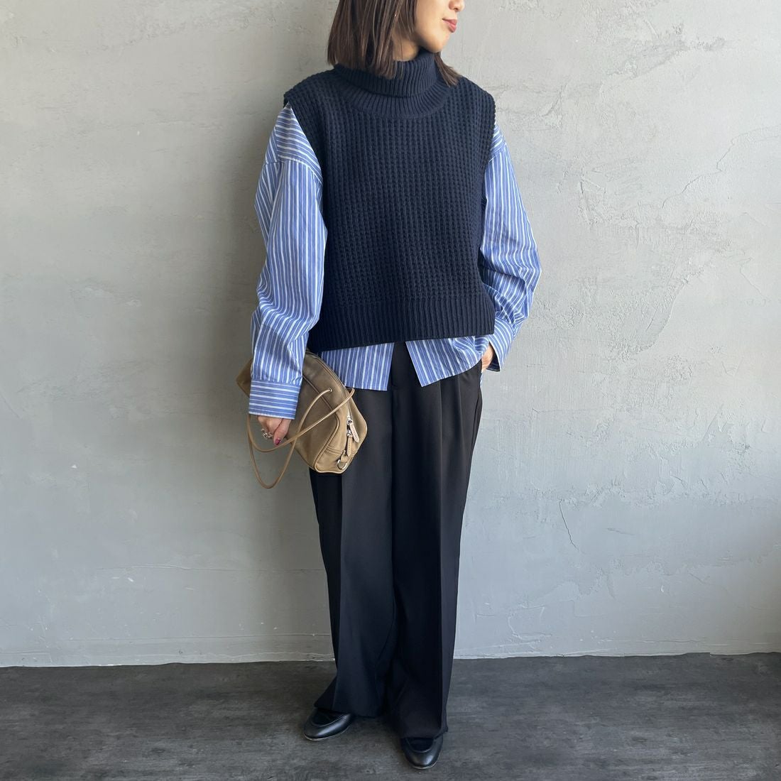 mizuiro ind [ミズイロインド] ワッフルハイネックベスト [4-220093] 77 NAVY &&モデル身長：159cm 着用サイズ：F&&