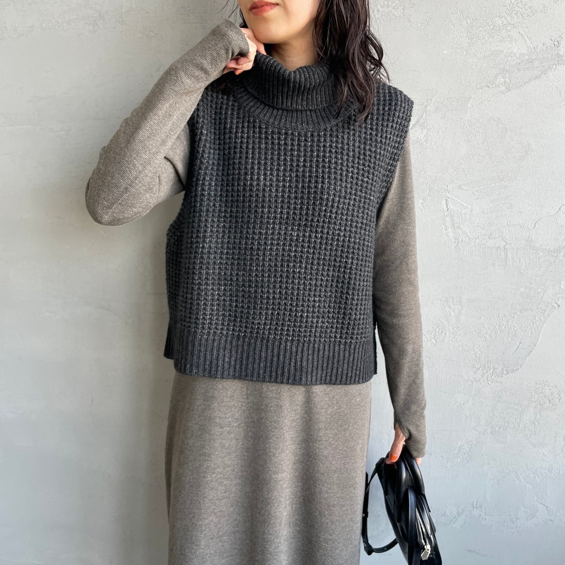 mizuiro ind [ミズイロインド] ワッフルハイネックベスト [4-220093] 92 C.GRAY &&モデル身長：160cm 着用サイズ：F&&