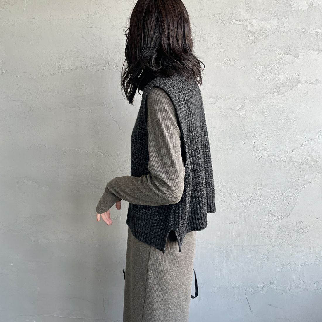 mizuiro ind [ミズイロインド] ワッフルハイネックベスト [4-220093] 92 C.GRAY &&モデル身長：160cm 着用サイズ：F&&